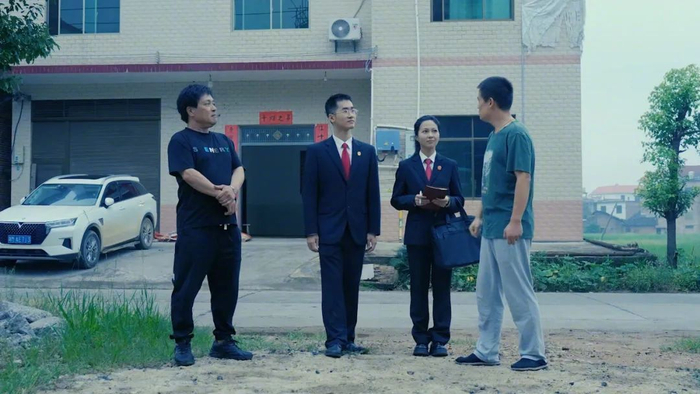 （图为片中法官走访案件当事人）