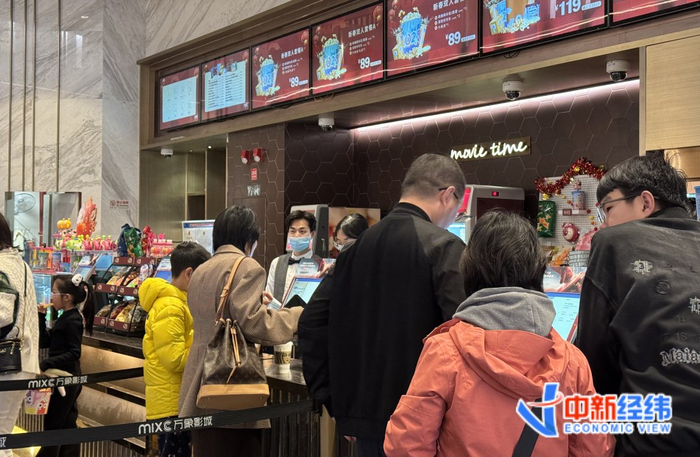 观众在万象影城排队购票 受访者供图