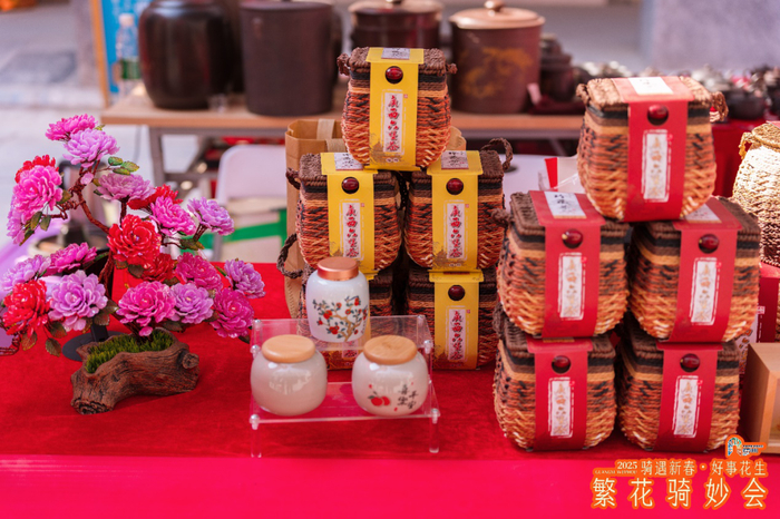 商家在梧州骑楼城展销六堡茶。图片来源：梧州市文化广电体育和旅游局