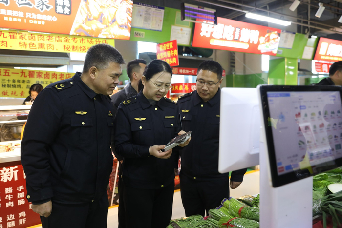 保定市市场监管局工作人员检查菜市场食品安全和计量公平。李建/摄