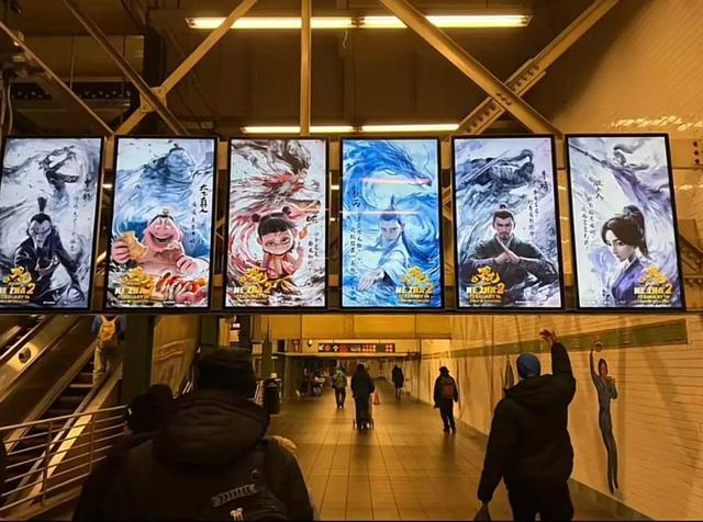 纽约时代广场地铁站内的哪吒电影海报