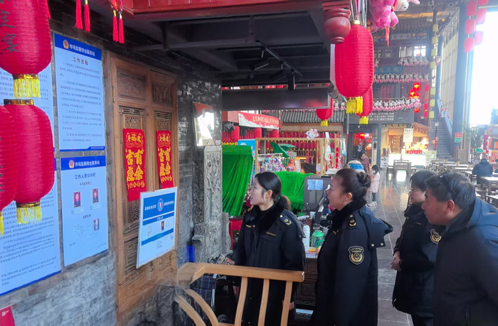 保定市高新区市场监管分局工作人员检查“保定宴”餐饮博物馆食品安全情况。李建/摄