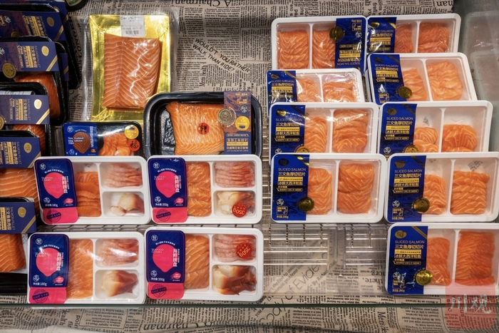 成都商超内售卖的三文鱼产品。