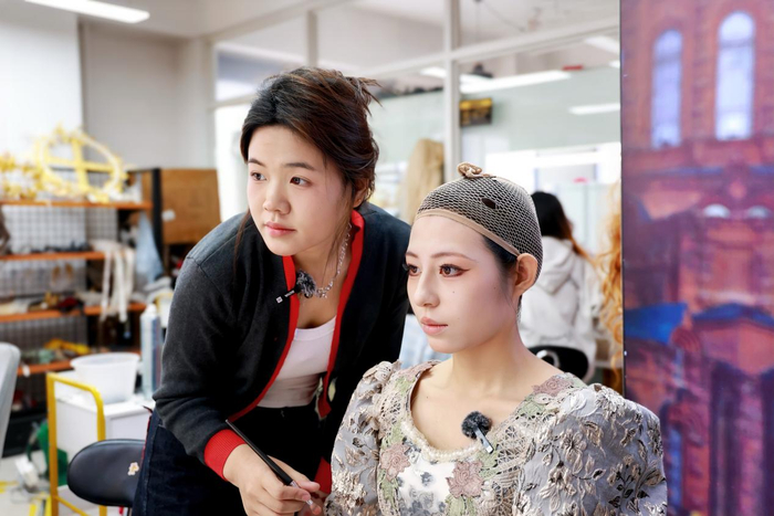 化妆师冷冷为顾客设计妆容（央广网实习记者刘婧靖  摄）