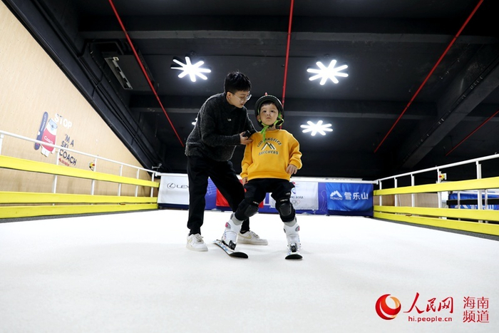 小学员在教练的指导下进行滑雪训练。人民网 符武平摄