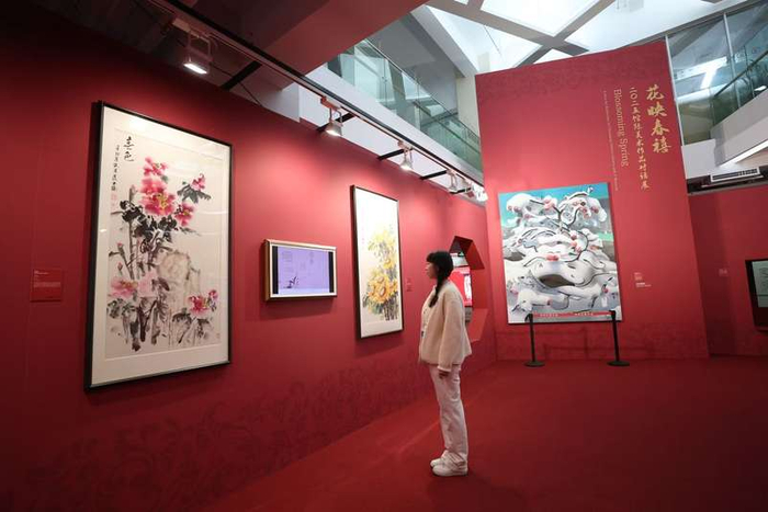 读者参观图书馆常设展览。新京报记者 王飞 摄