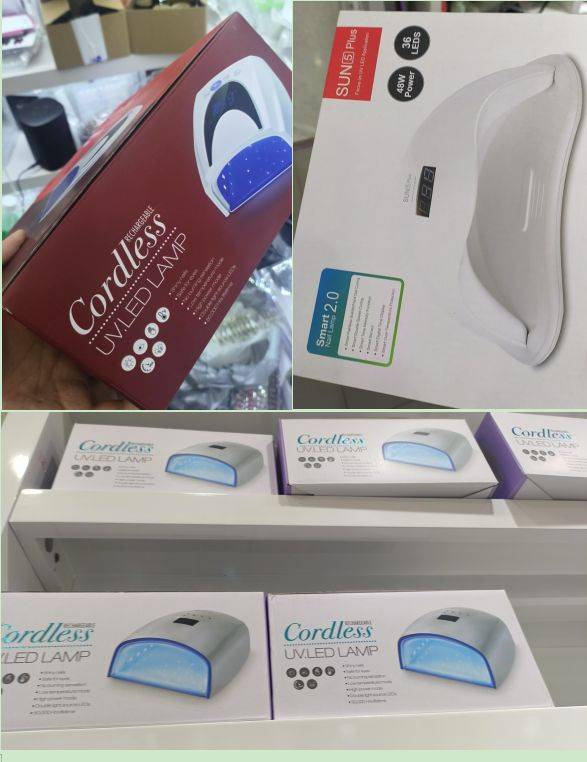 ▲各种全英文标识的美甲灯外包装（《消费者报道》摄）