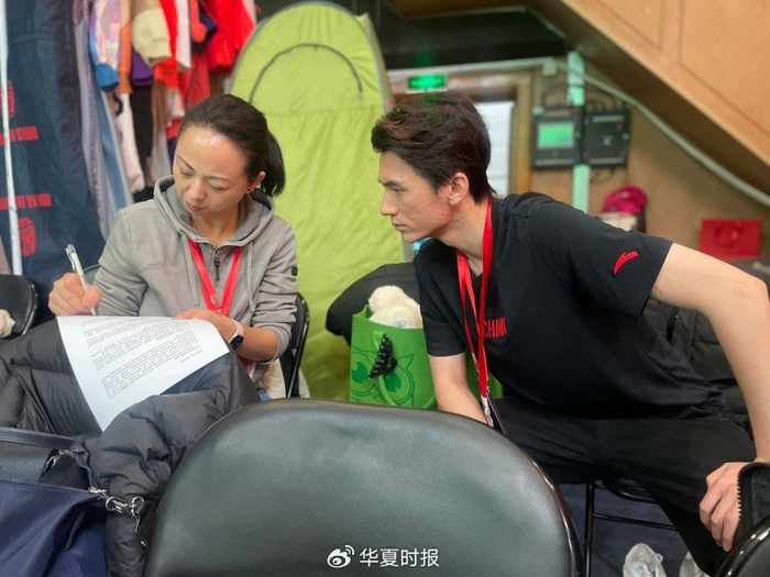 总台排练时，邰丽华在为演员们讲解台词。