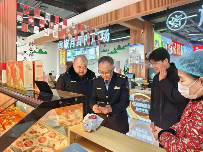 保定市高阳县市场监管局工作人员检查高速服务区食品安全。李建/摄