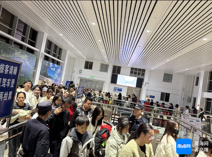 铁警正在现场维持秩序和为旅客服务。铁警供图