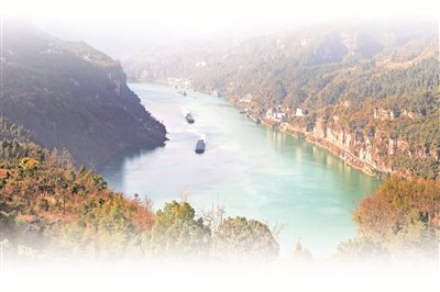 货船行驶在长江西陵峡水域。 图片来源：视觉中国