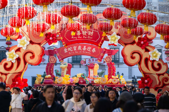 2025年1月30日，游客在澳门议事亭前地游玩。新华社发（张金加摄）