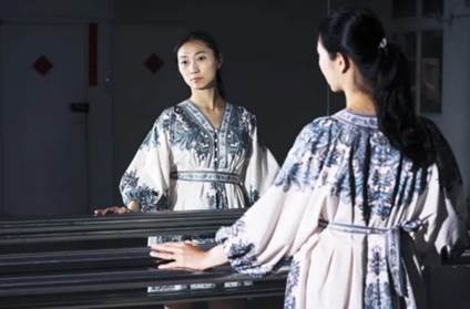▲前舞蹈演员张郡格对“神韵艺术团”提起诉讼。图源：纽约时报