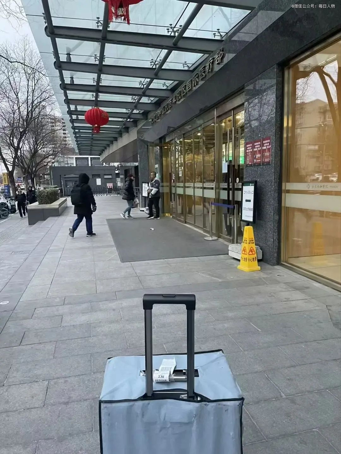 ▲ 去年初回国带着行李去看病。图/访谈者提供