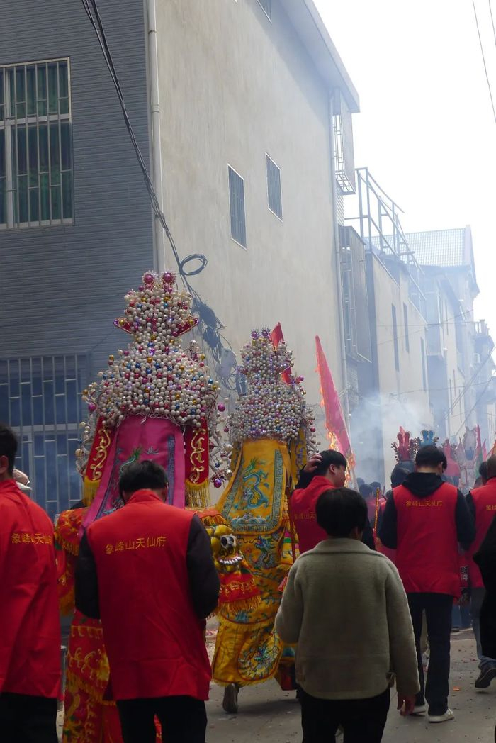 游神队伍走街串巷，鞭炮就扔到大家的脚下，窄巷子很快就弥漫烟雾了。图 / 讲述者提供