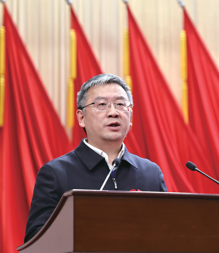 市城控集团党委书记、董事长杨长春发言。