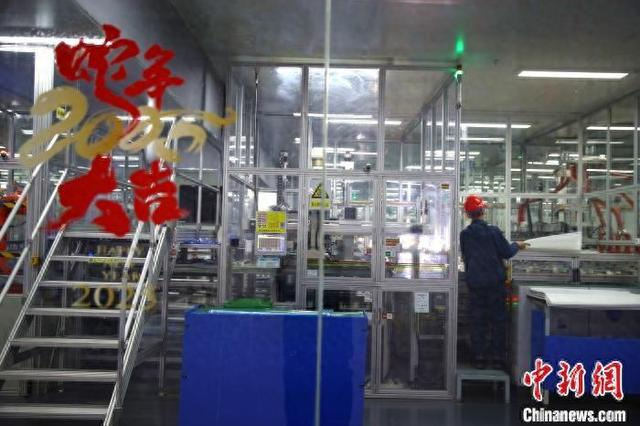 2月7日，江西抚州新能源汽车产业园的生产车间。记者 刘占昆 摄