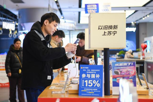 节后首个周末，在苏宁电器五角场店，市民正在选购手机。 均本报记者 张伊辰摄
