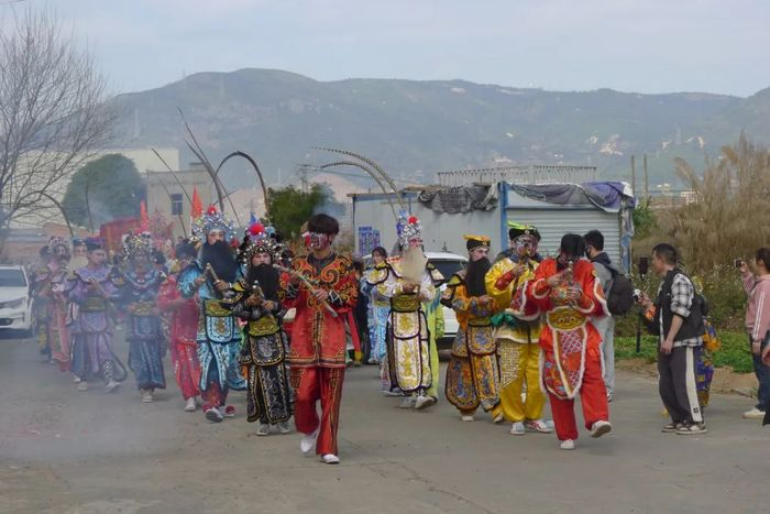 各个地方的游神特色不同，湖尾村的特点是游神前包括英歌舞表演。图 / 讲述者供图