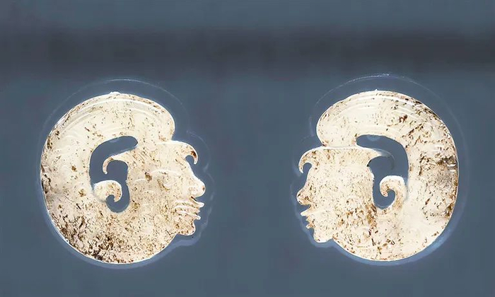 ▲ 湖北天门市石家河遗址出土的人首蛇身玉饰。