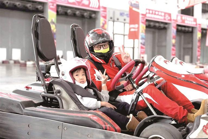 卡丁车受到家长和孩子的喜爱。 张晶晶摄
