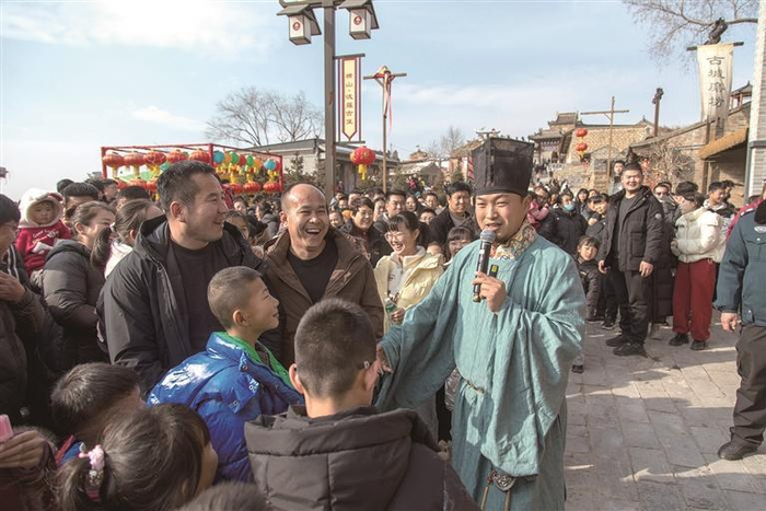 波罗古堡的旅游活动。 米莹莹摄