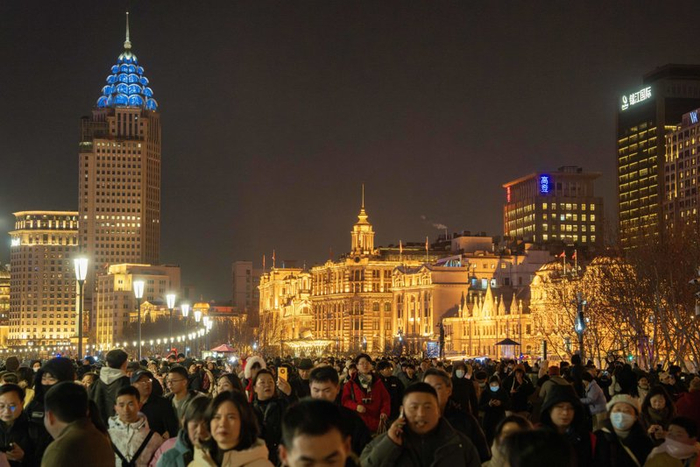 正月初二，灯火璀璨的万国建筑群吸引不少游客。孟雨涵 摄