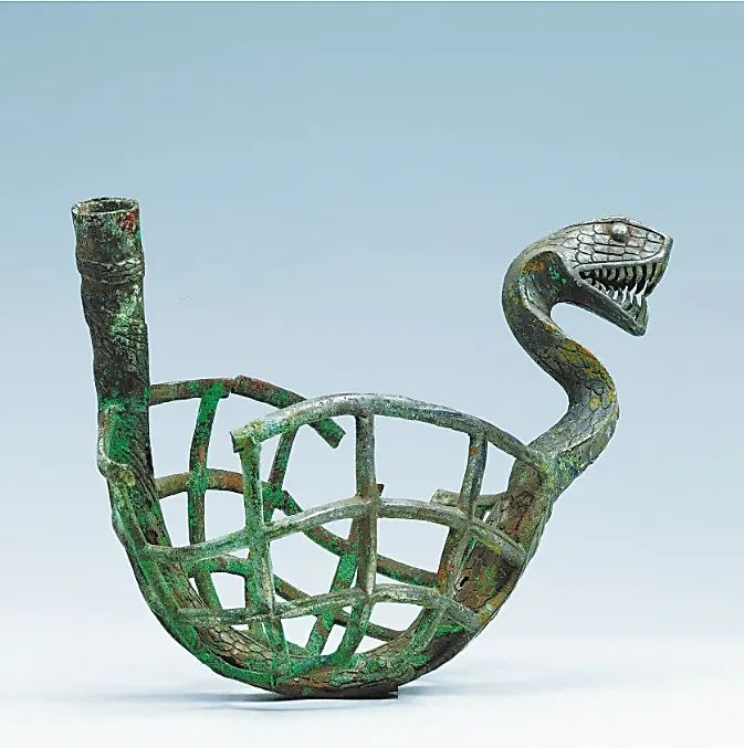 ▲ 云南李家山遗址出土的蛇纲网状铜器。