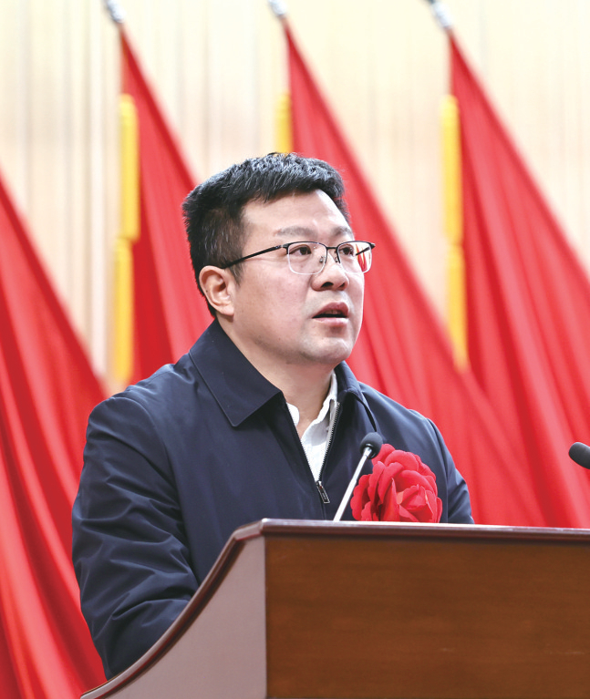 郧阳经济开发区管委会主任、茶店镇党委书记师大伟发言。