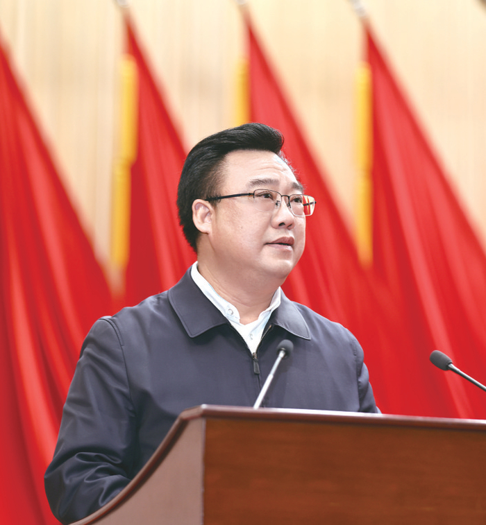 市委常委、张湾区委书记张涛发言。