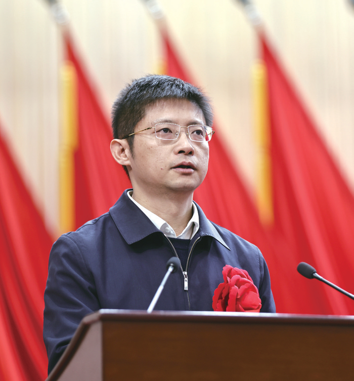 丹江口市委副书记、市长武小凯发言。