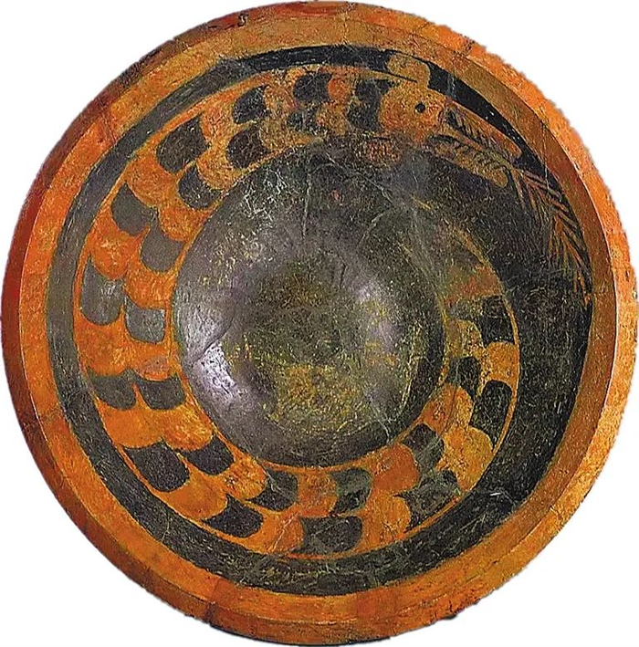 ▲ 山西临汾市襄汾县陶寺遗址出土的蛇纹彩陶盘。