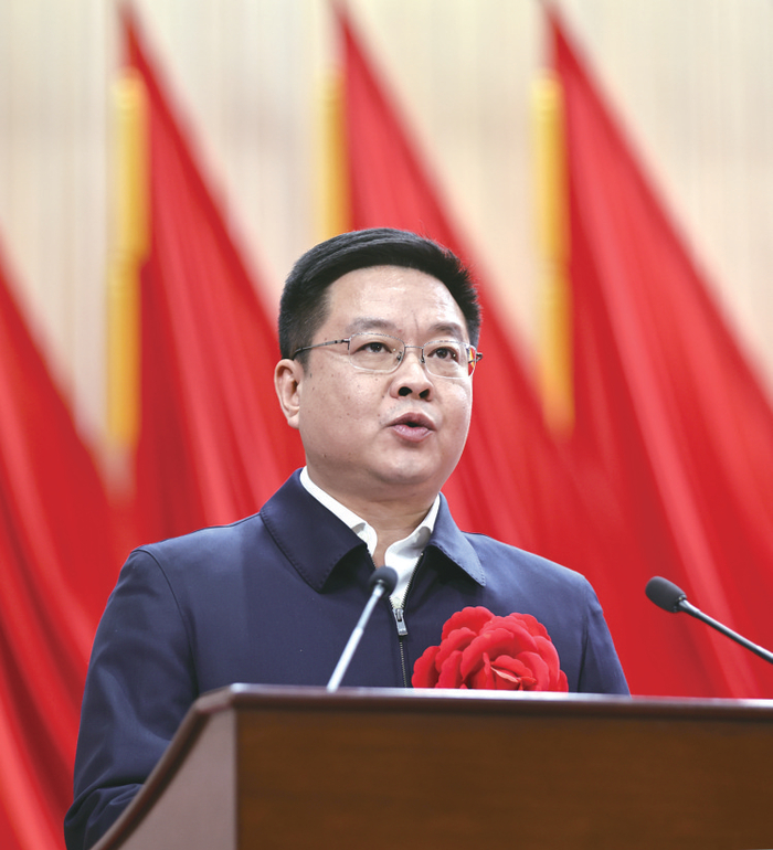 房县县委书记谢晓鸣发言。