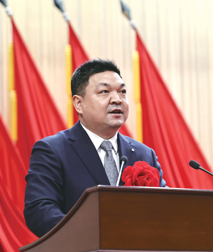 茅箭区东城经济开发区党委书记黑金龙发言。