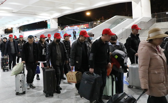 ▲2月7日晚，抵达厦门的临夏州康乐县籍员工换乘大巴前往企业。