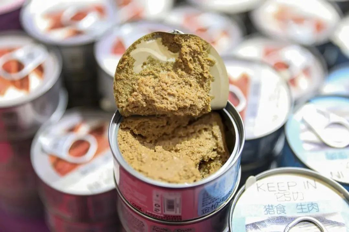 猫粮的裸成本，除了猫粮本身之外，还会包括包装袋、包装箱、仓储物流和损耗等一系列费用/图源：视觉中国