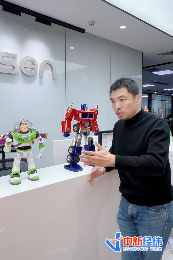 在乐森机器人商业化中心深圳办公室，乐森机器人产品负责人苏国行介绍产品零部件。中新经纬 付健青摄