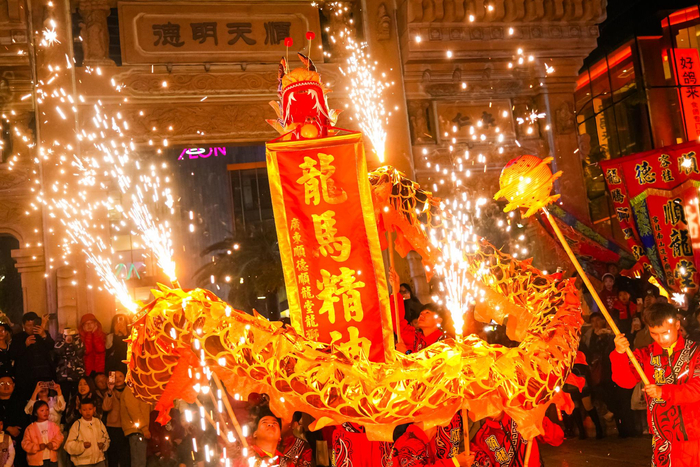 佛山顺德欢乐海岸PLUS喷火金龙表演