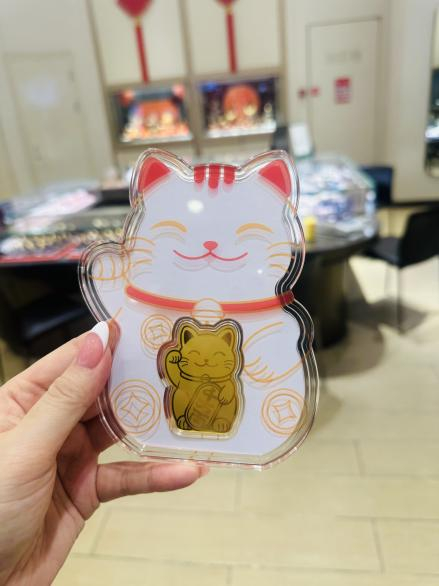 周生生店员向记者展示的足金黄金贴本报记者张佳琳摄