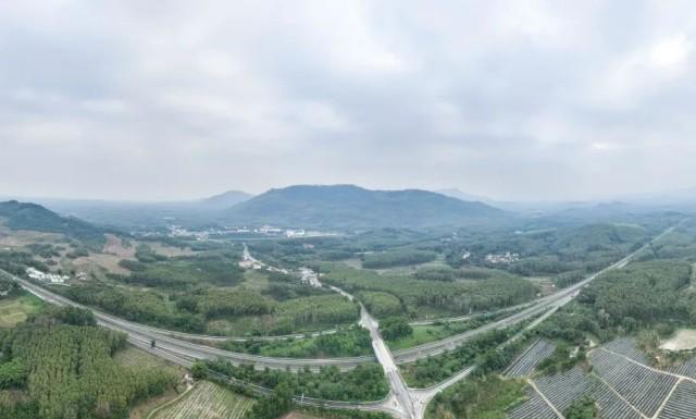 12月29日，环热带雨林国家公园旅游公路琼中段（无人机照片）。新华社记者 张丽芸 摄