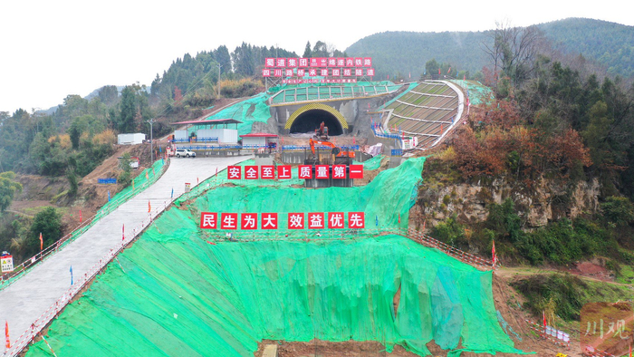 团结隧道建设现场。遂宁观察 刘益静 摄