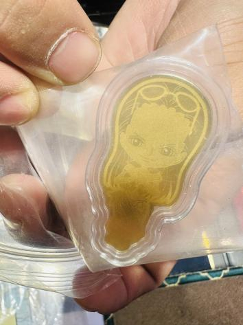 店员向记者展示的海贼王IP黄金手机贴本报记者张佳琳摄 