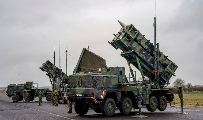   停放在德国胡苏姆军事机场上的“爱国者”导弹防御系统（美联社资料图片）