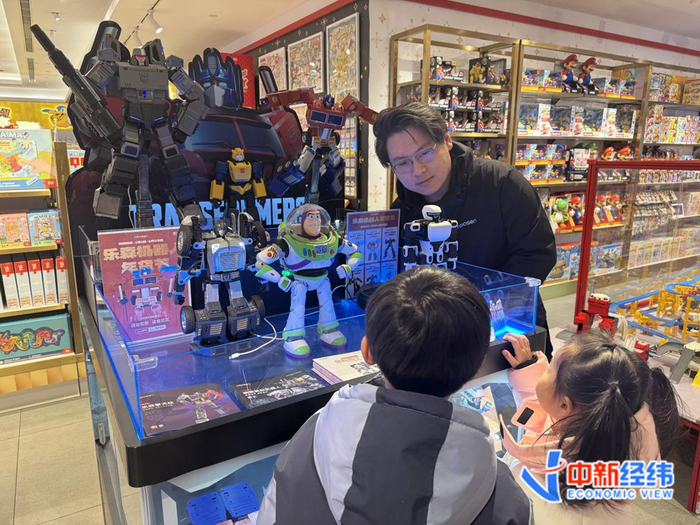 乐森机器人品牌顾问王京川向小朋友介绍如何与巴斯光年互动。中新经纬付健青摄