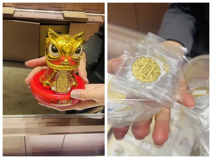 六福珠宝店员向记者展示的金片本报记者张佳琳摄 