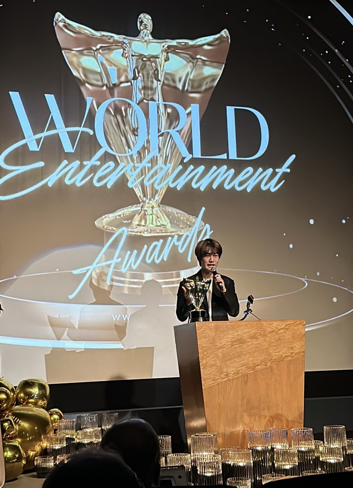 董轩佑获得世界娱乐奖新人奖，发表获奖感言