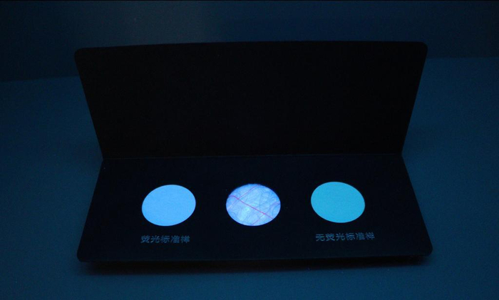 影子调查队从淘工厂购买的被芯，检测发现存在荧光剂。图源：上海纺织集团检测标准有限公司