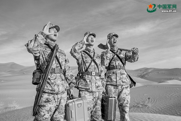 　　战士们朝着远方呼喊。