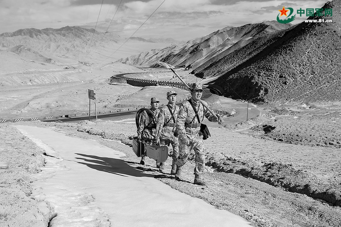 　　行进在巡线路上。