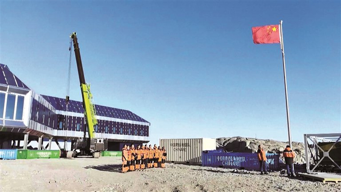 图为中国第41次南极考察队秦岭站的队员们举行升旗仪式。 图片来源：视觉中国
